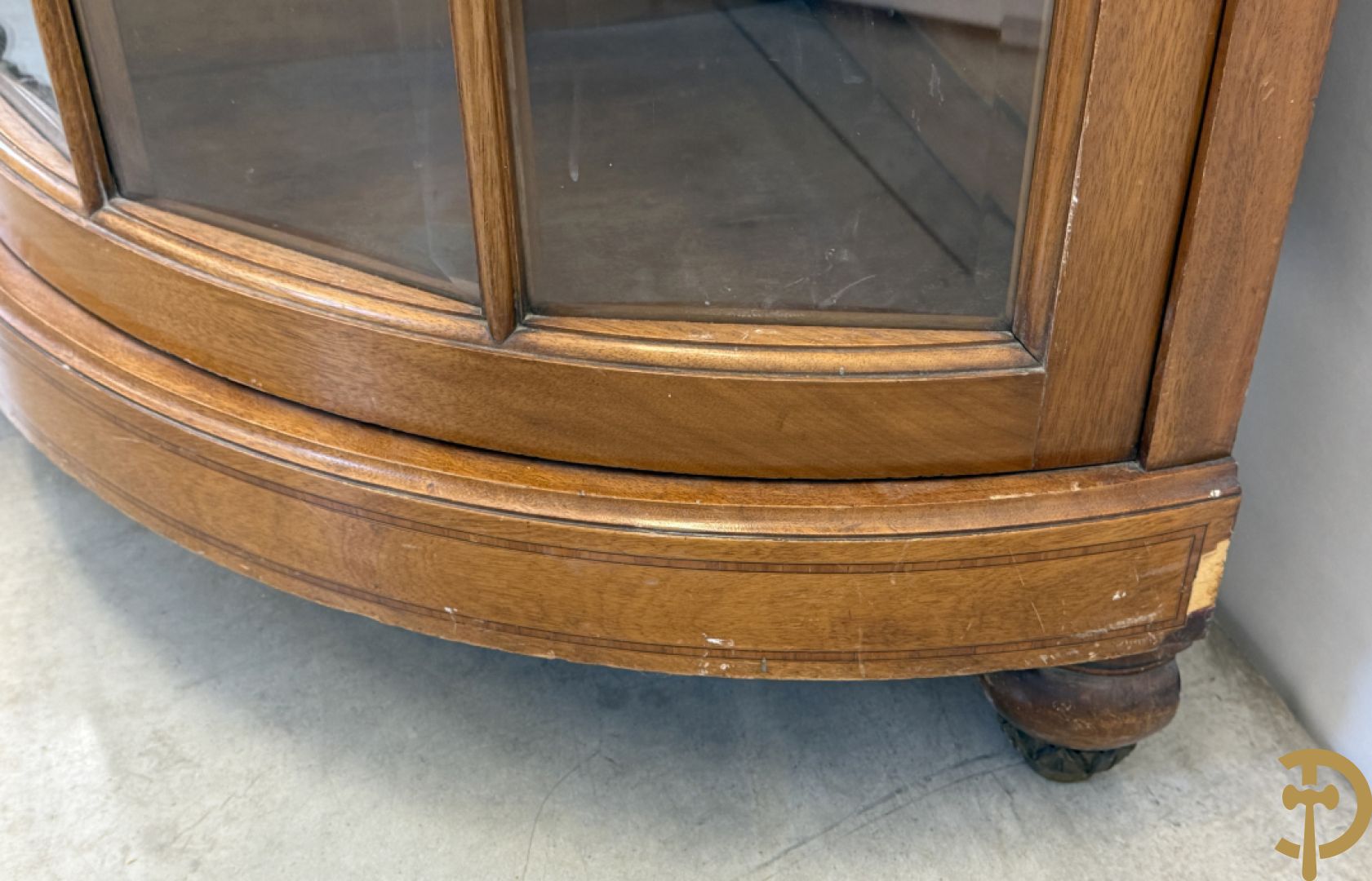 Art deco Decoene vierdeursdressoir in notelaar fineer met gebogen beglaasde deuren opzij en bezet met bronzen ornamenten - bovenaan met marmeren blad