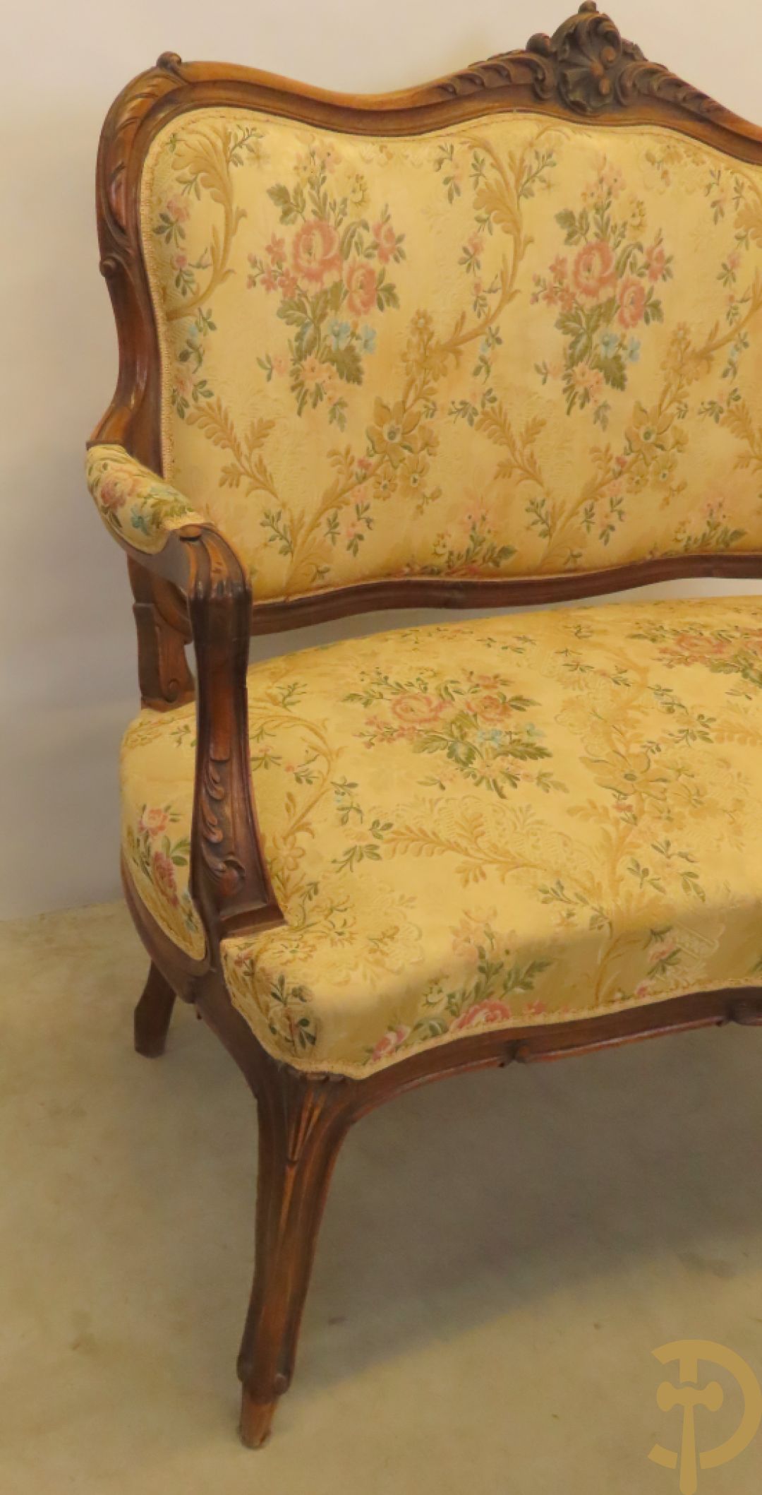 Vijfdelig Louis XV salonensemble in beuk bestaande uit tweezit, 2 armzetels en 2 stoelen