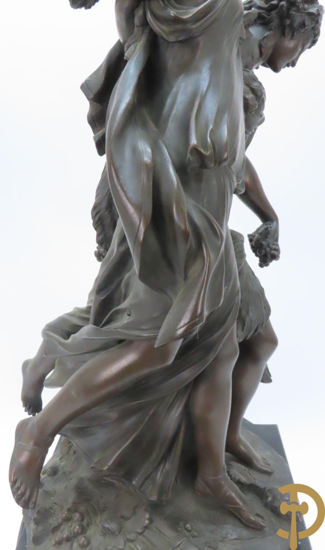 CLODION getekend - Paar elegante bronzen dames met tambour en fruit, geflankeerde door jonge faune, op marmeren klokstel - opgebouwd als garnituur met 2 kandelaars met bronzen kindjes dragende een toorts met bloemen en kaarsen