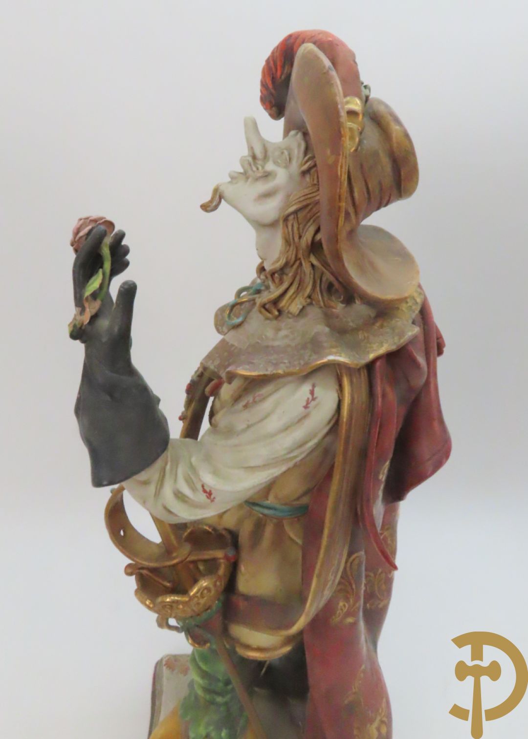 Twee Italiaanse beelden in meerkleurige faience, Cirano de Bergerac