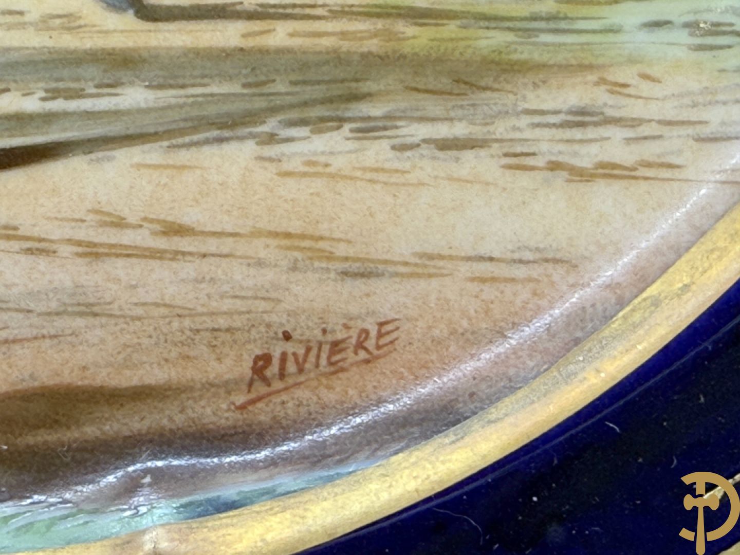 Paar porseleinen borden met ruitertafereel met vergulde omranding, getekend Rivière en Bourdier P., achteraan gemerkt met gekruiste pijlen