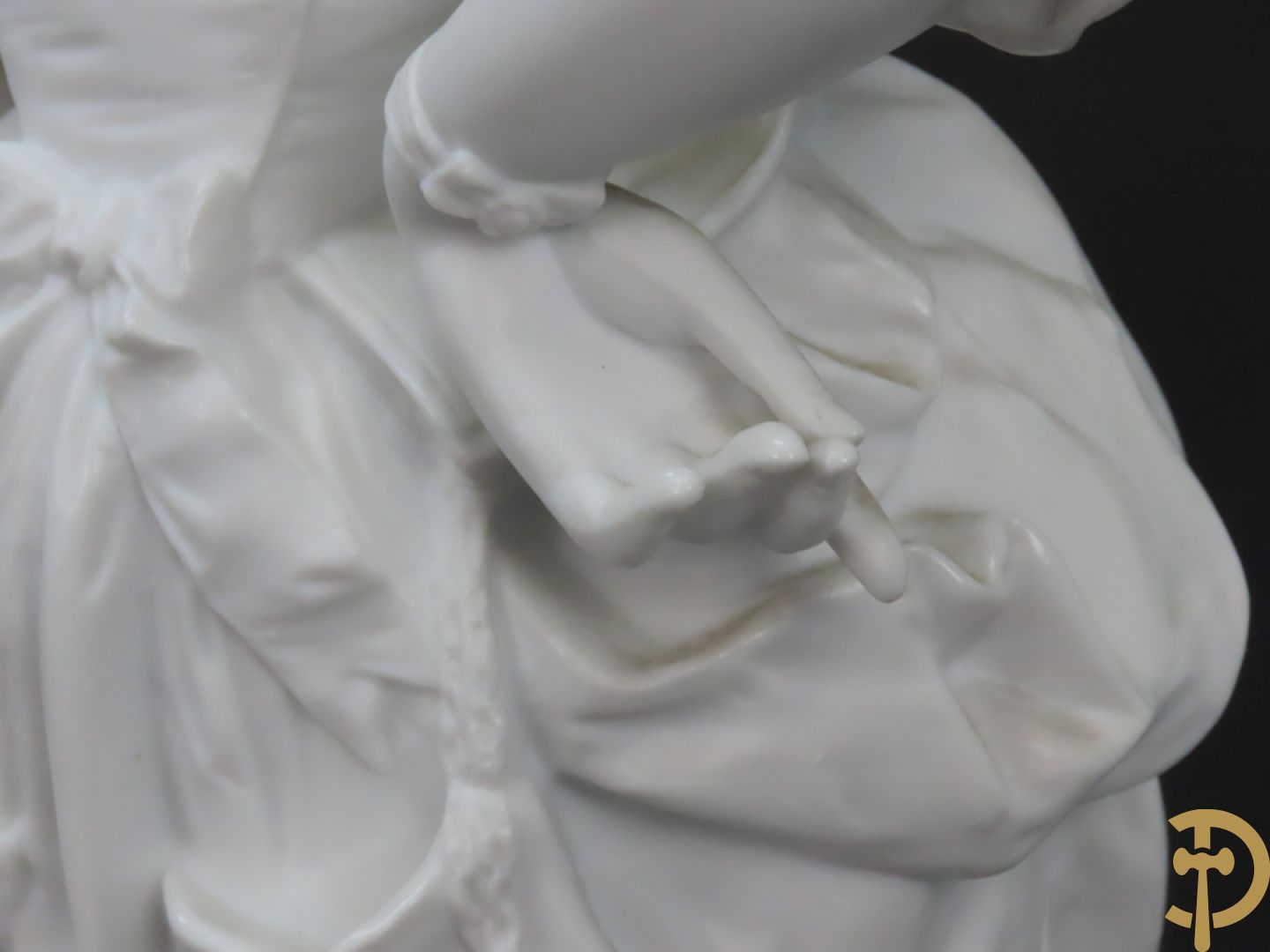 Paar grote witte biscuits van elegant koppel, onderaan gemerkt AM