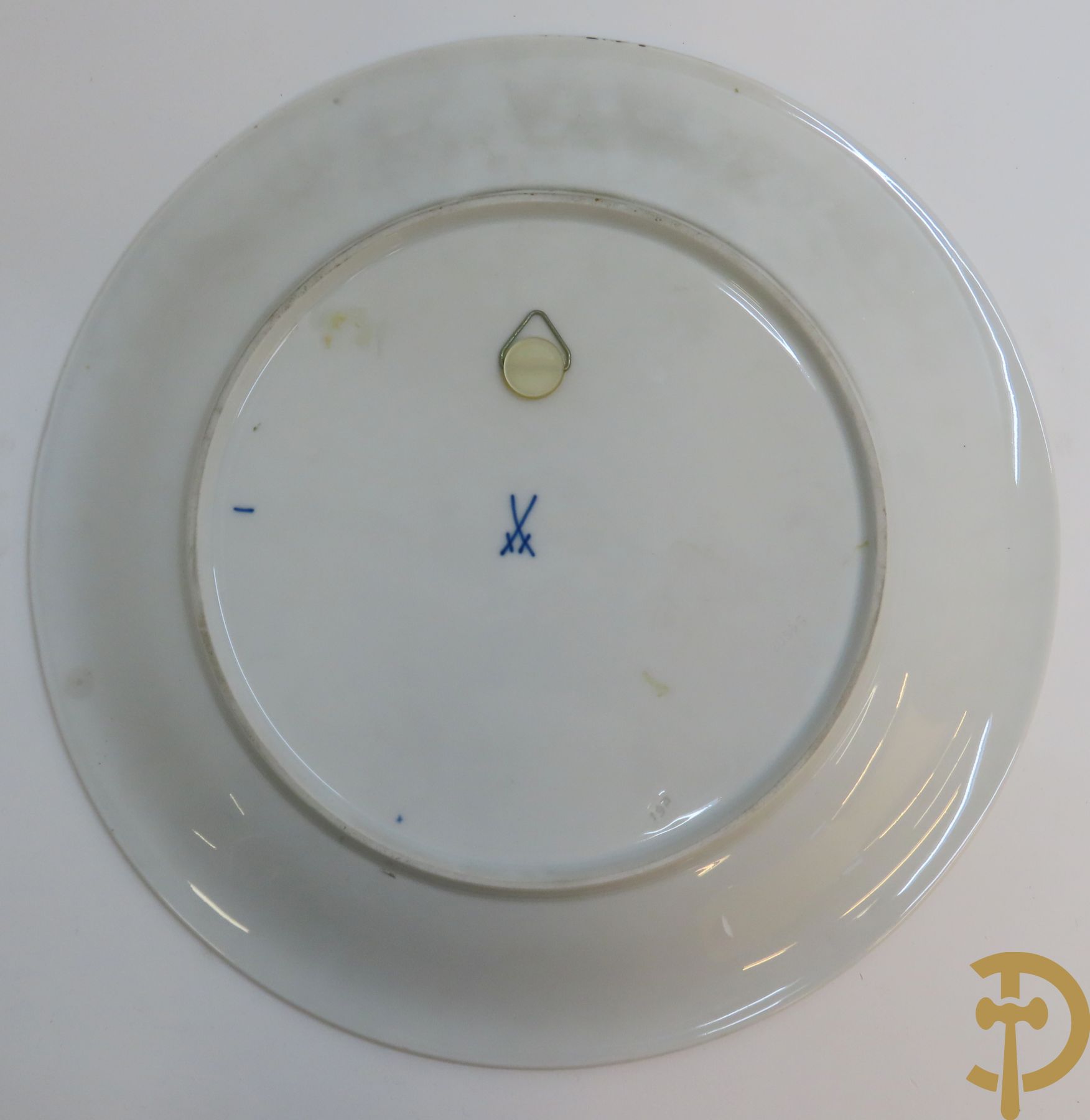 Zes porseleinen borden onder gemerkt met zwaarden / Meissen : 1 bord met stadstafereel, 1 verlucht bord met drakendecor, 1 bord met vogeldecor, 1 met bloemen en 2 met bloemendecor omgeven door vergulde rand