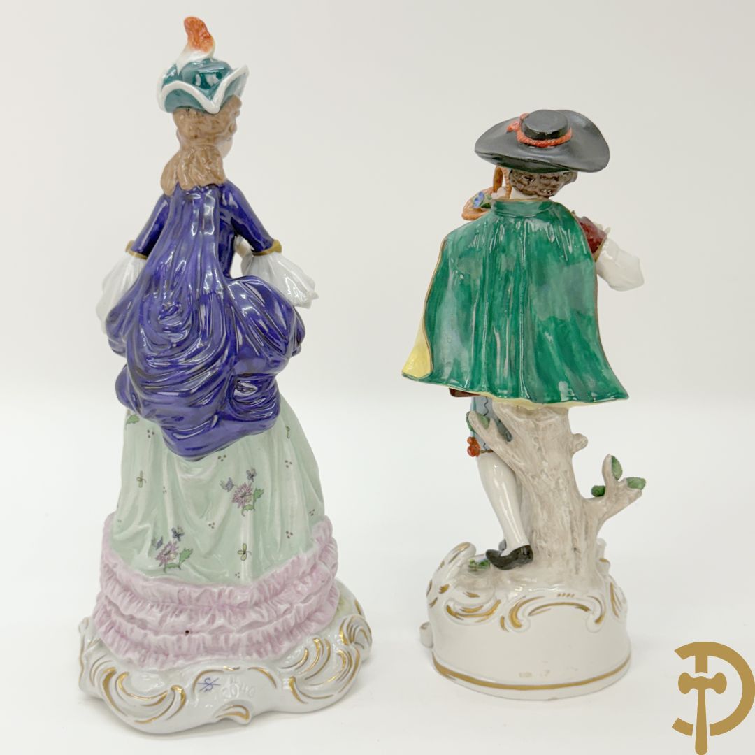 Vijf porseleinen lieftallige figuren, Unterweisbach en Sax + 2 porseleinen consooltjes met rocailles