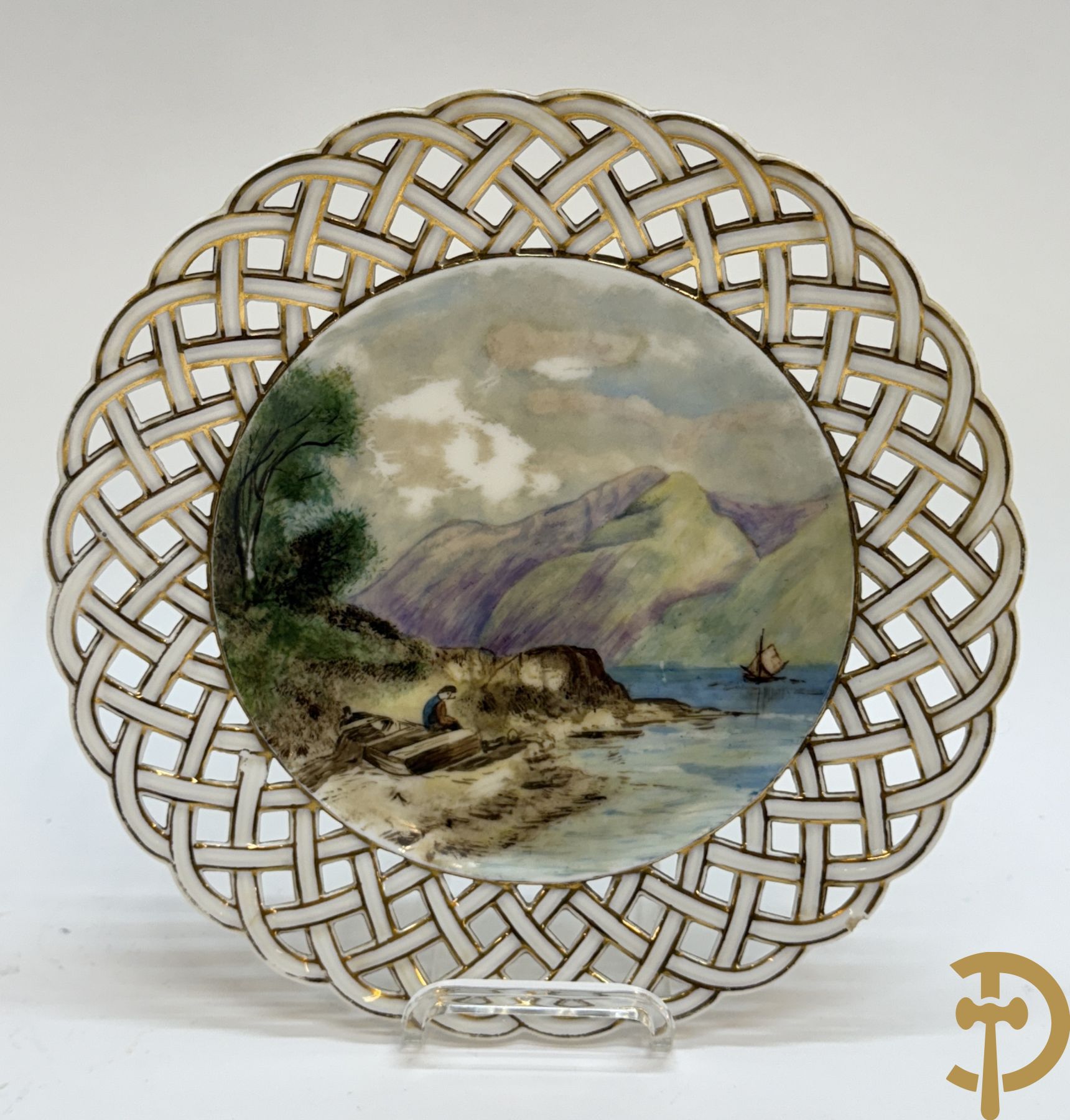 Acht handbeschilderde geajoureerde porseleinen borden met landschapsdecor, onderaan gemerkt