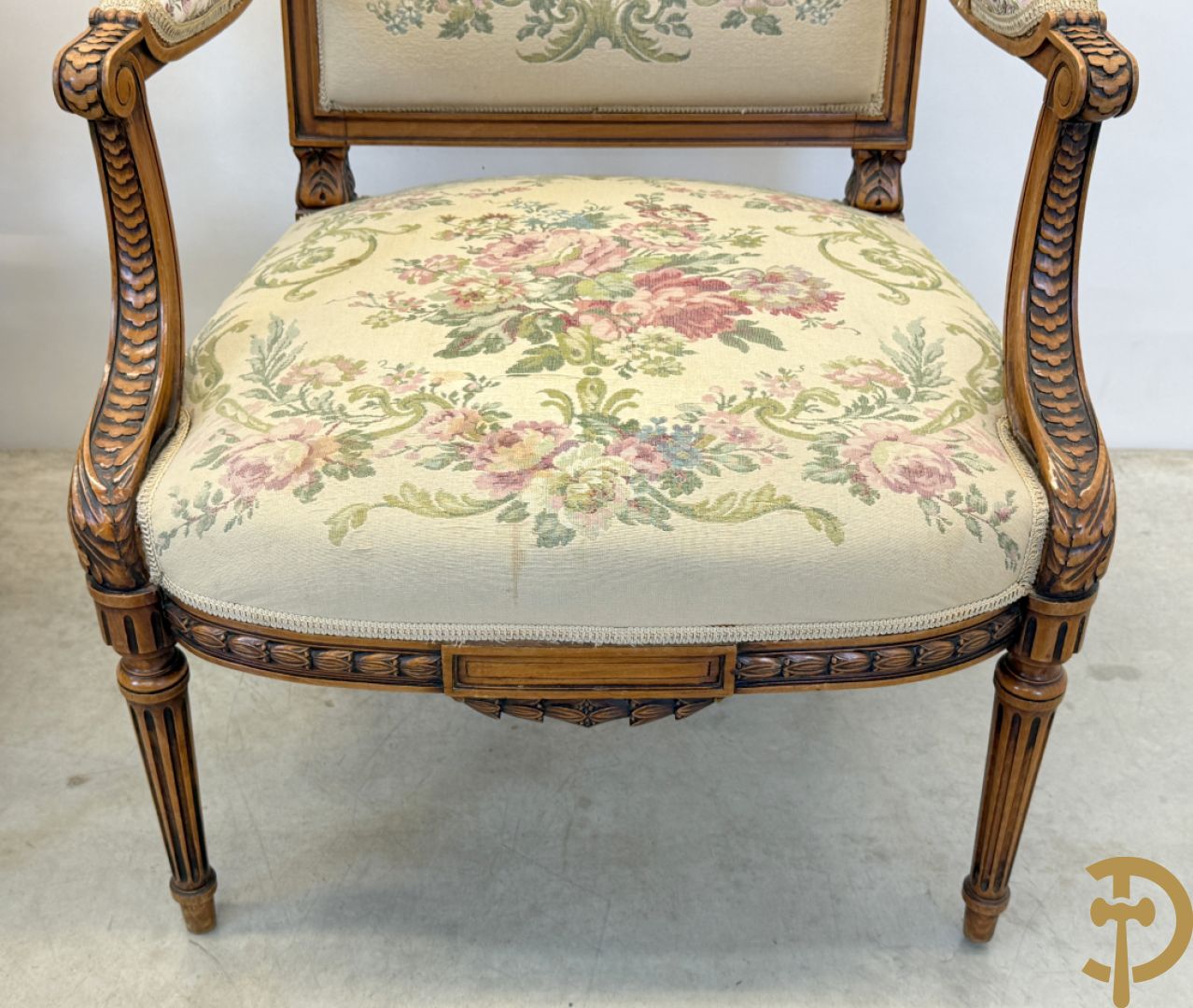 Vijfdelig notelaren Louis XVI salonensemble bestaande uit canapé, 2 armzetels en 2 stoelen