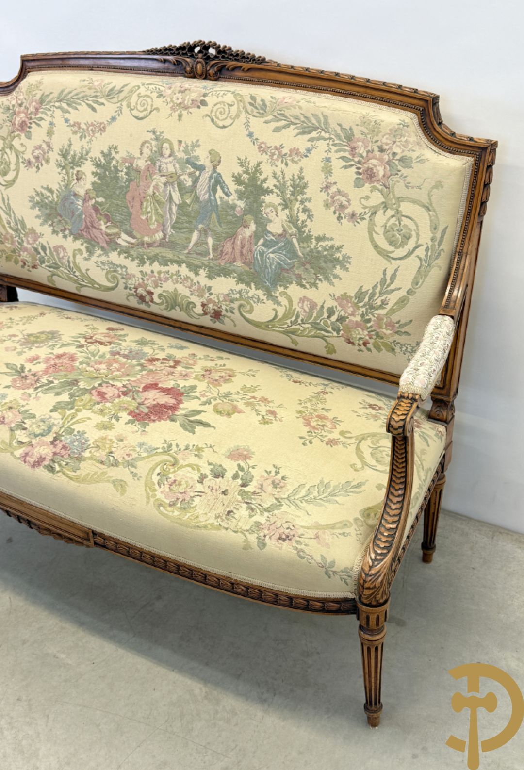 Vijfdelig notelaren Louis XVI salonensemble bestaande uit canapé, 2 armzetels en 2 stoelen