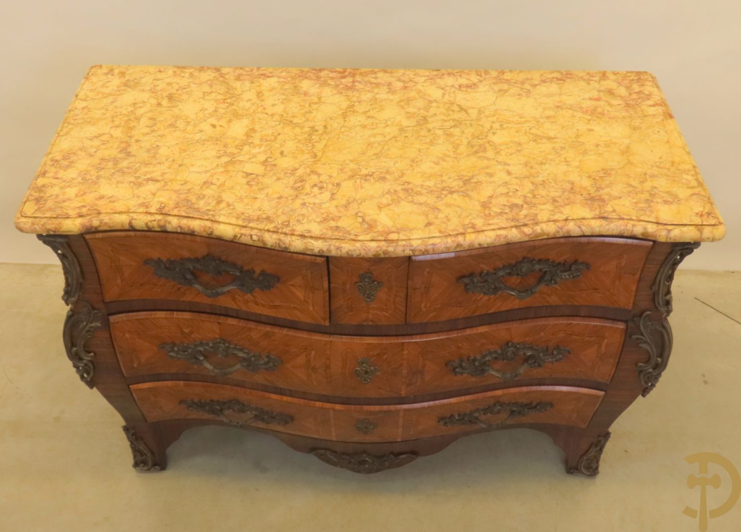Gegalbeerde vierladencommode met bronsbeslag, marqueterie en marmeren blad