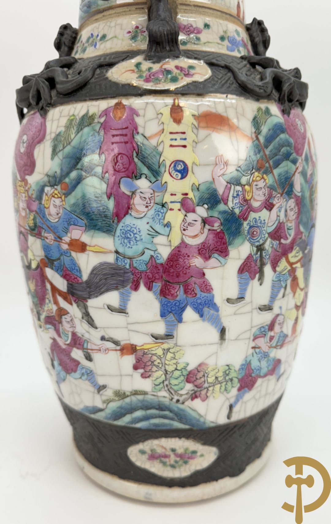 Paar Nankin vazen met dansende figuren en krijgertaferelen op houten sokkels