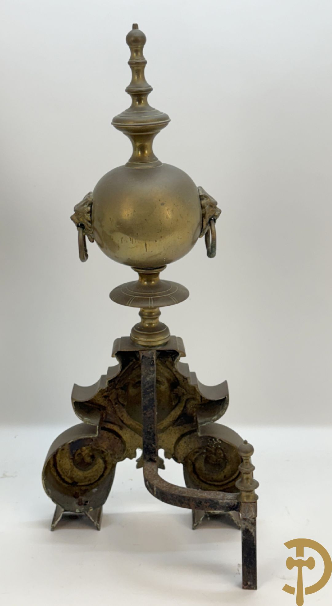 Paar Vlaamse bronzen chenets met accanthusranken en leeuwekoppen