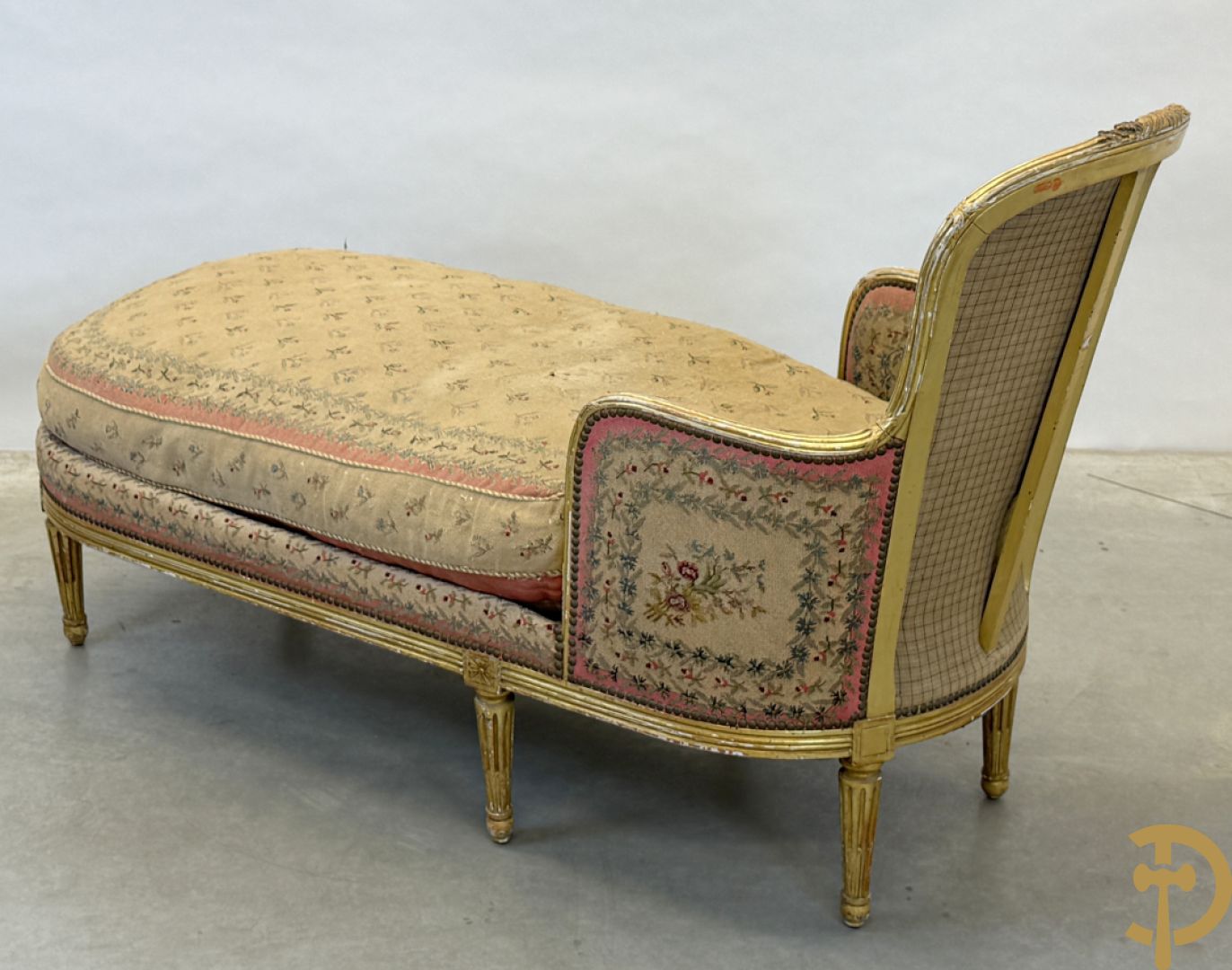Vergulde Louis XVI chaise longue bezet met petit points met bloemendecor