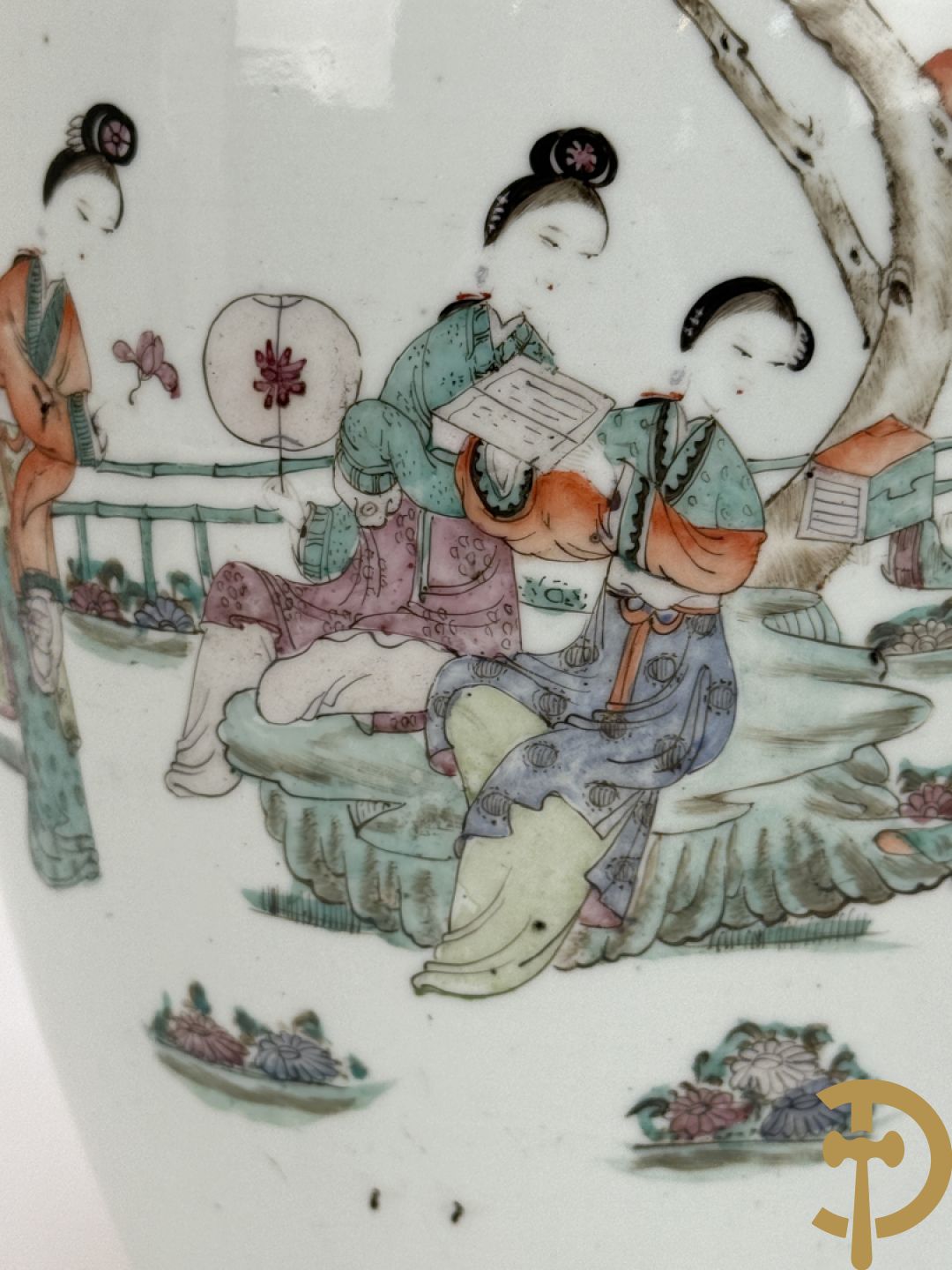 Paar Chinese porseleinen vazen met geisha decor en dames in landschap