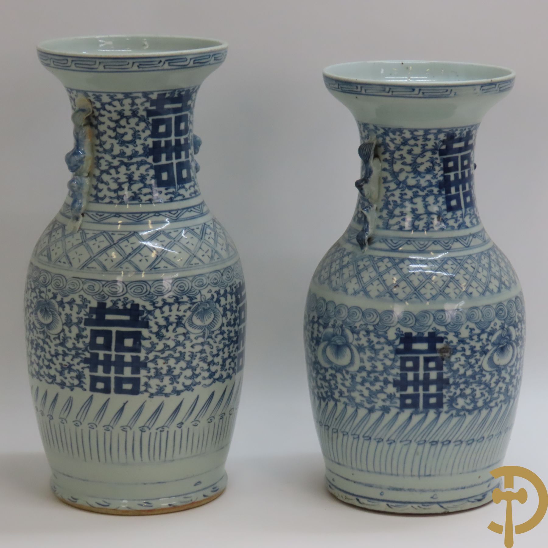 Twee Chinese porseleinen vazen met blauw/wit decor en Chinese tekens