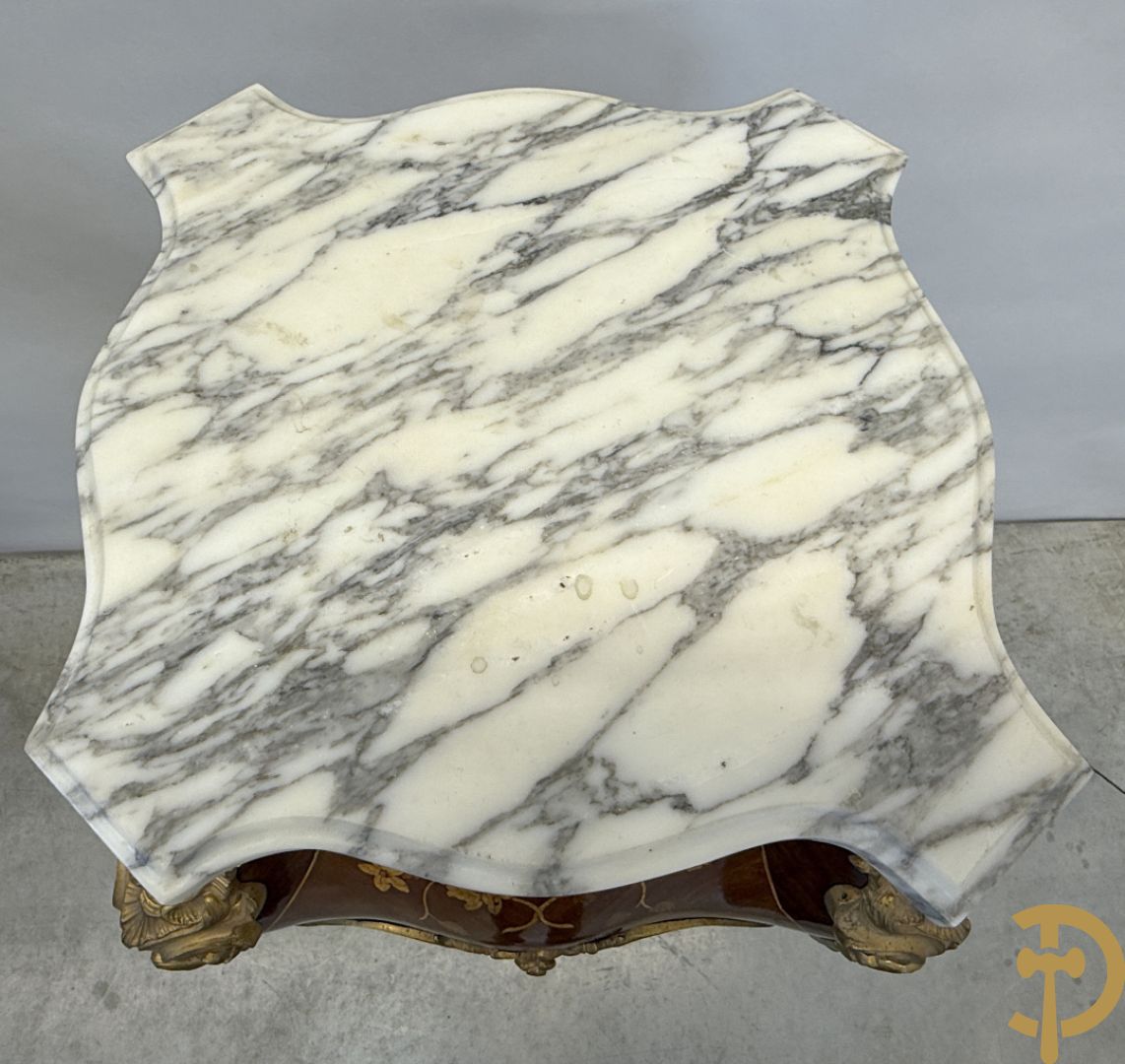 Paar notelaren gemarketteerde zuilen bezet met bronsbeslag en Louis XV motieven op voluutvormige poten - bovenaan met marmeren geaderd blad