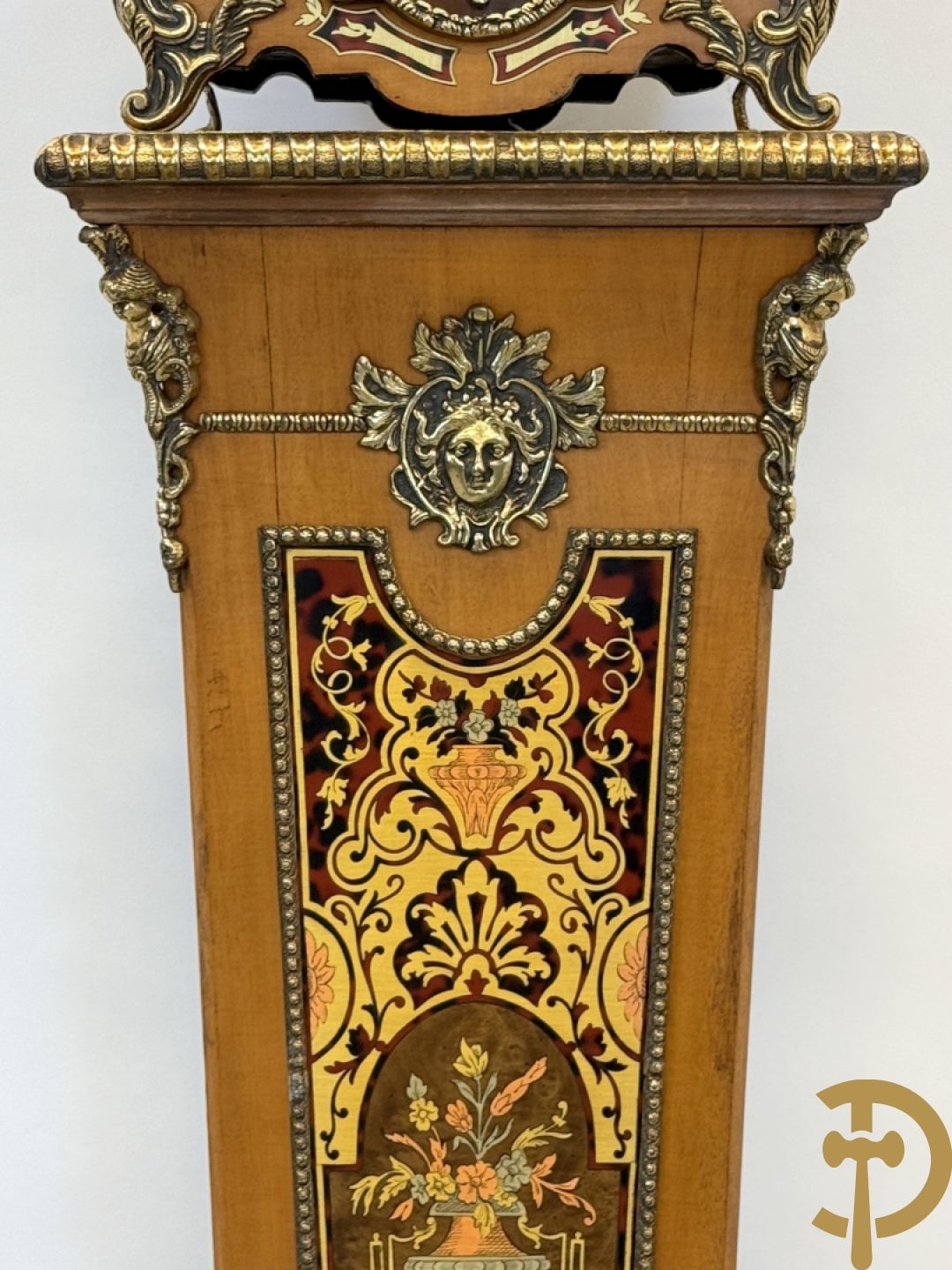 Italiaanse notelaren kartel met marqueterie en bronsbeslag, bovenaan bekroond met cupido - met bihhorende gemarqueteerde console met inleg van koper en schildpadimitatie, decor van amfoor en bronzen medusahoofd