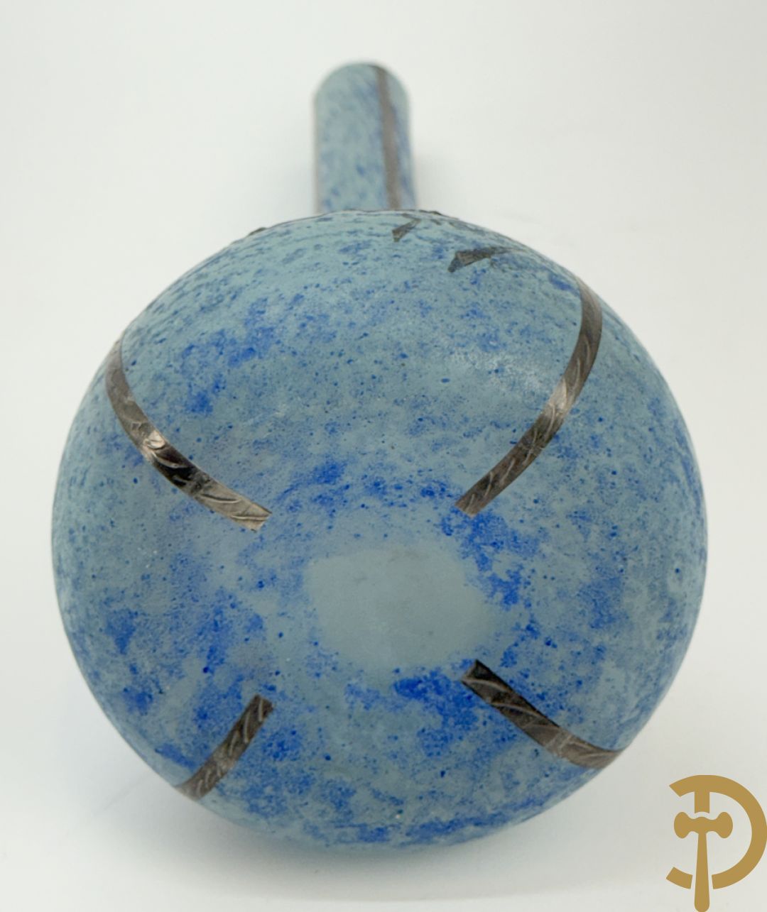 Vaas in glaspasta met decor van tinnen vlinders, Simone getekend