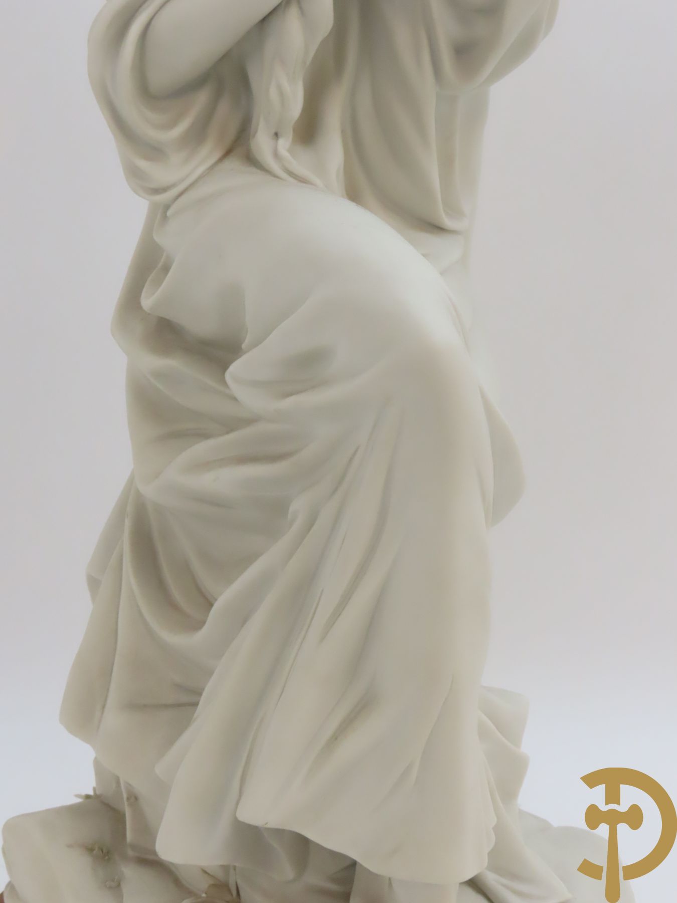 Drie beelden in Capo di Monte porselein : dame met lang haar, jongeman met vis en koppel op bank