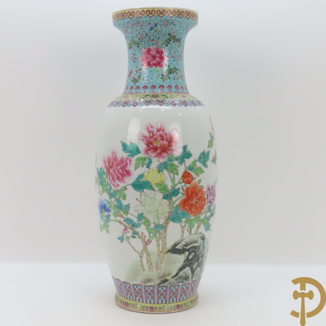 Chinese porseleinen repubieksvaas met bloementafereel