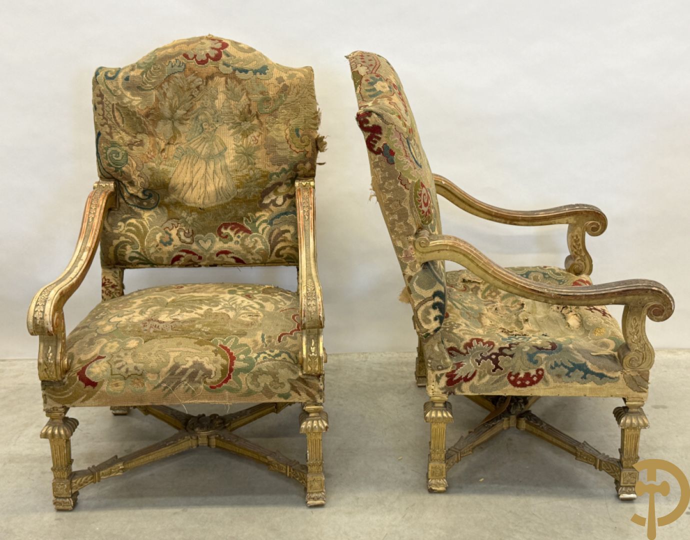 Vier vergulde Louis XIV kasteelarmzetels met geanimeerde scènes in petit points, 19e