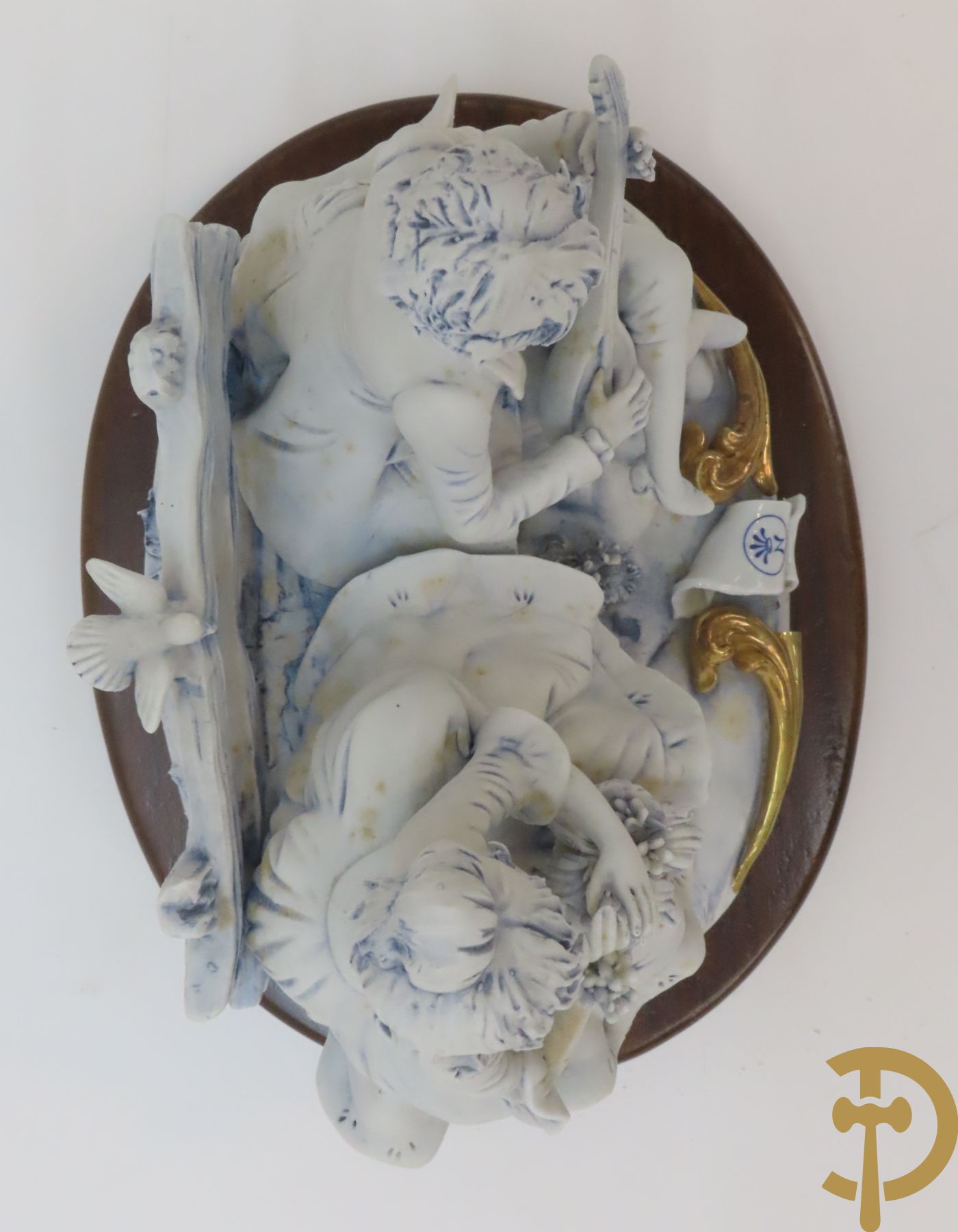 Drie beelden in Capo di Monte porselein : dame met lang haar, jongeman met vis en koppel op bank