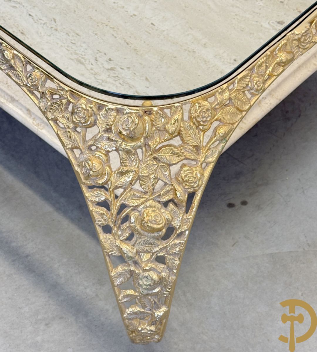 Salontafel met glazen blad op gebogen voluutvormige koperen poten gemaakt van bladranken - onderaan met travertin blad