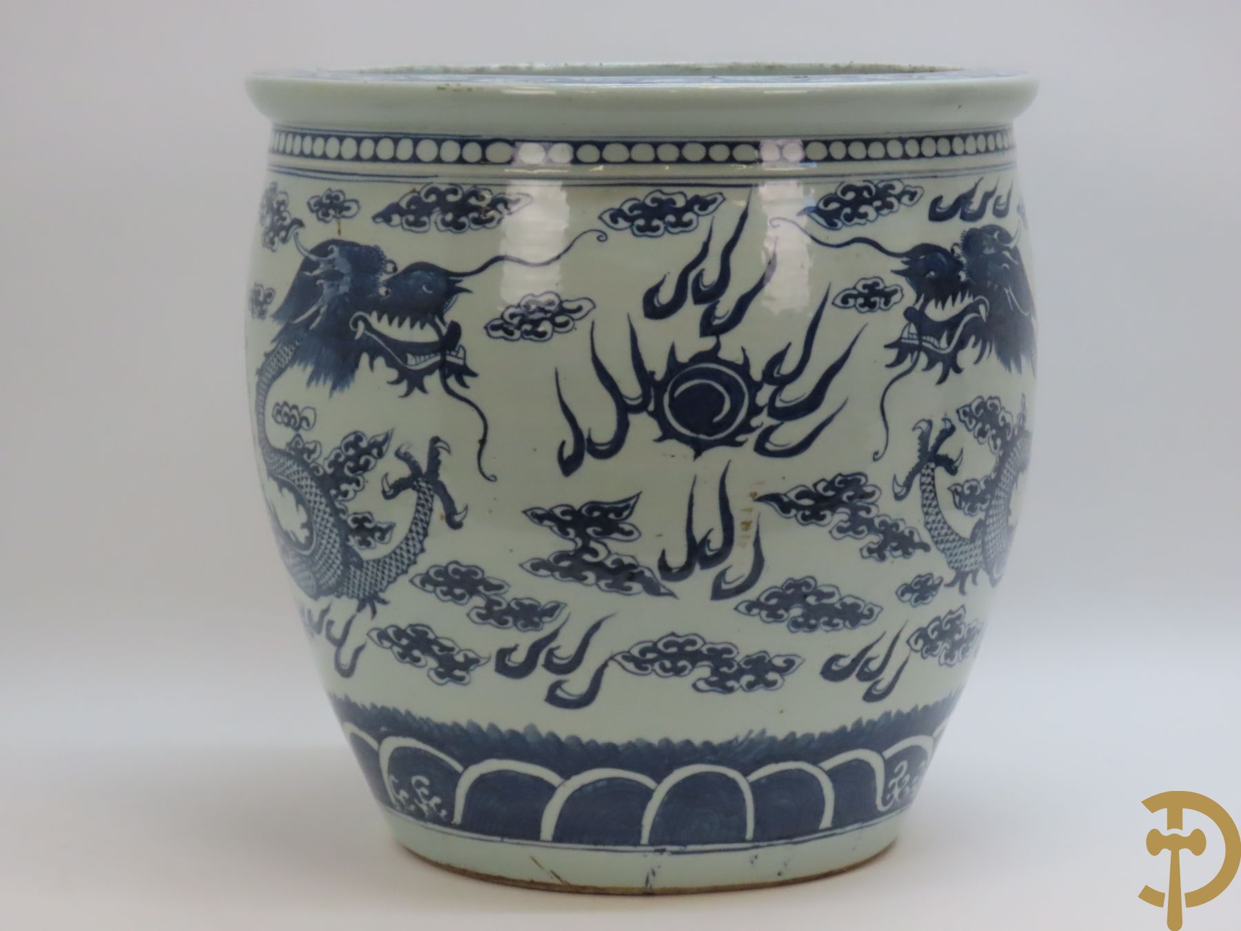 Chinese porseleinen blauw - witte cachepot met met drakenmotieven en wolkendecor