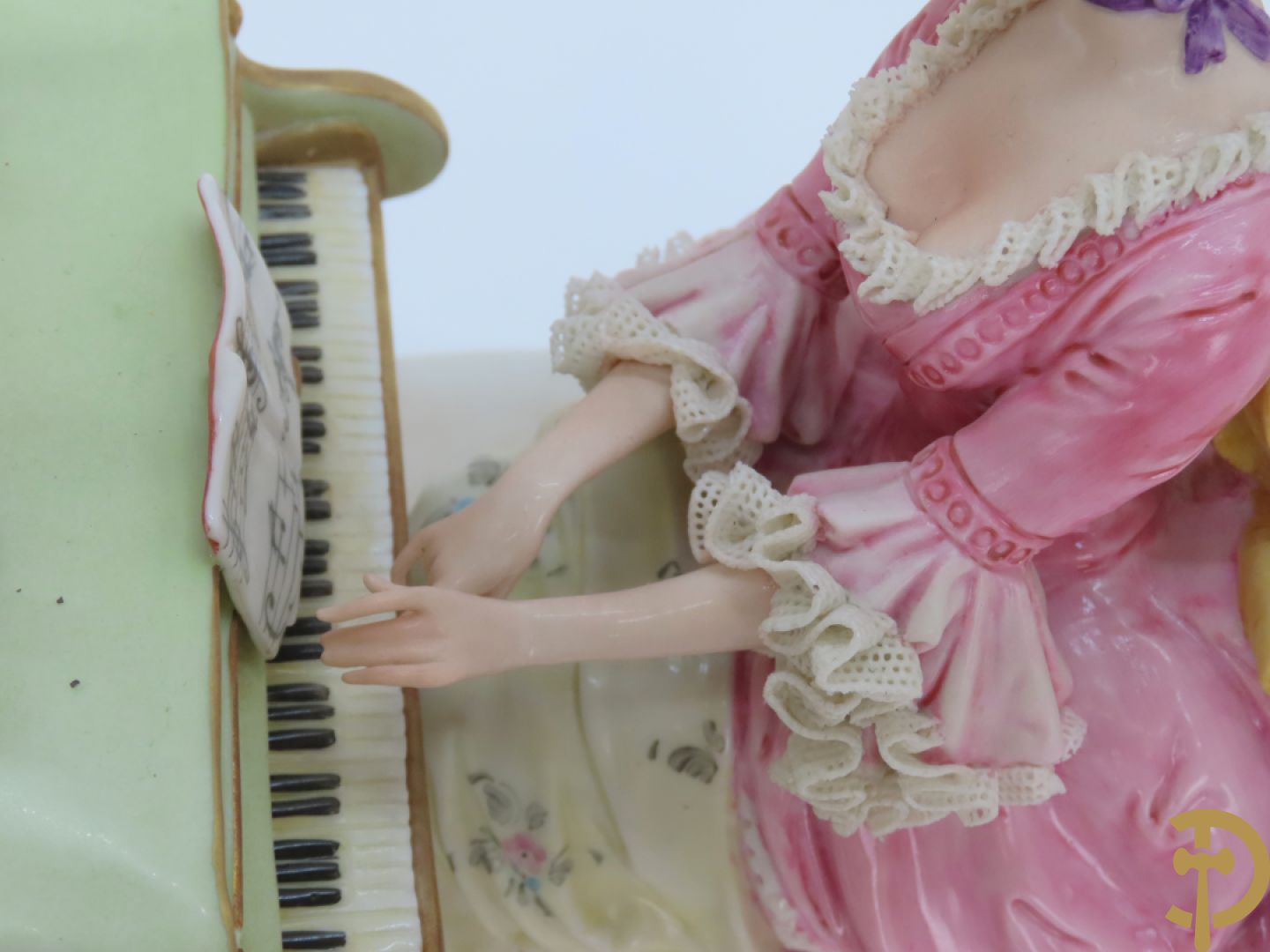 Drie porseleinen sierstukken 