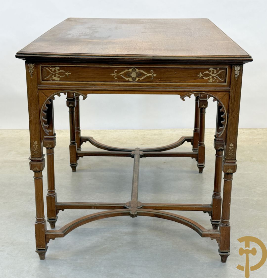 Syrische schrijftafel in exotische houtsoorten met 3 lades op 8 poten met boogvormige en deel vergulde motieven, 19e