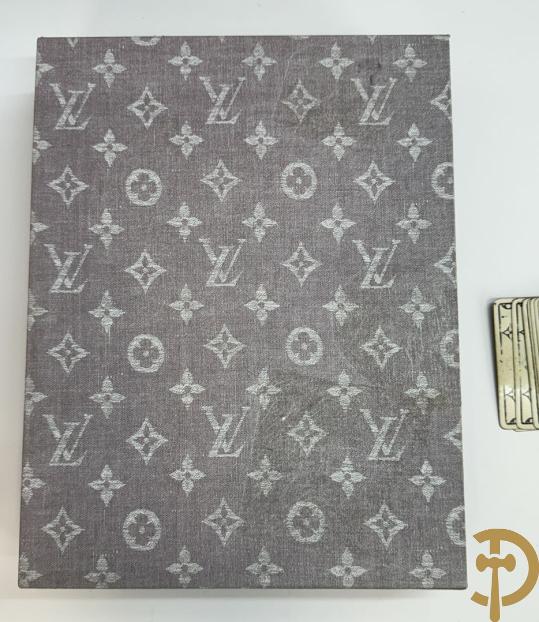 Boek Louis Vuitton, 100 Malles de Legende, door Pierre Leonforte, Editions de la Martinière + Louis Vuitton boekje + zakken Louis Vuitton + 2 kaartspellen Louis Vuitton