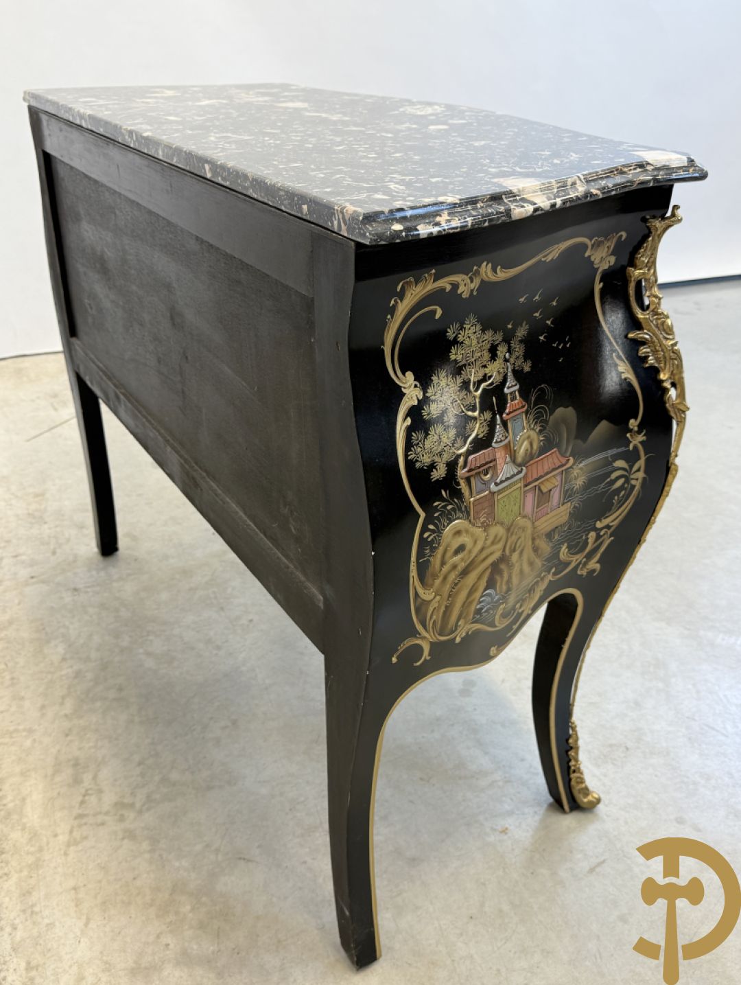 Zwartgelakte gebuikte tweeladencommode met Chinoiserie decor en marmeren blad