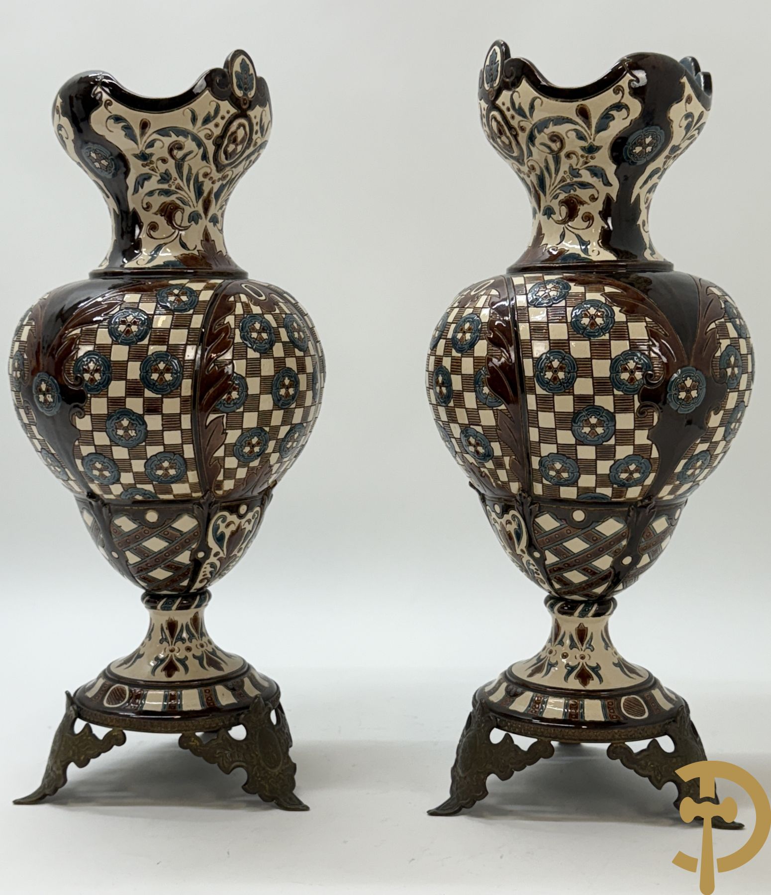 Paar meerkleurige vazen in Oostenrijkse faience met bloemendecor op koperen voet, Gerbing & Stephan, begin 1900