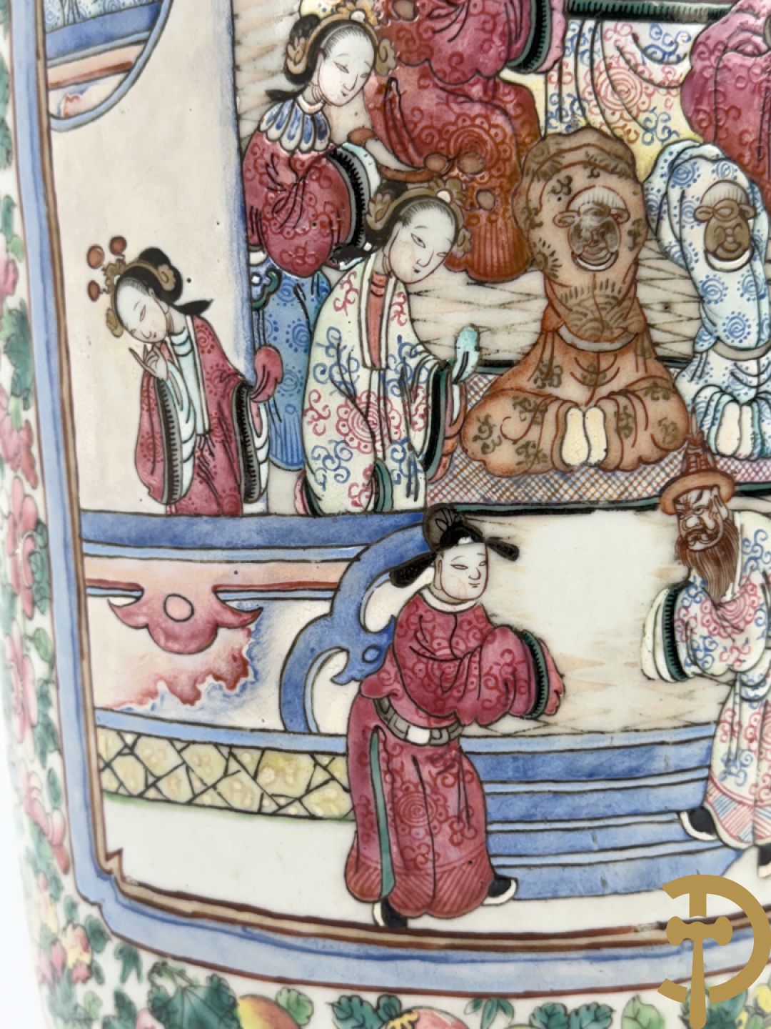 Chinese porseleinen vaas met geanimeerd decor en fond van bloemen, Kanton 19e