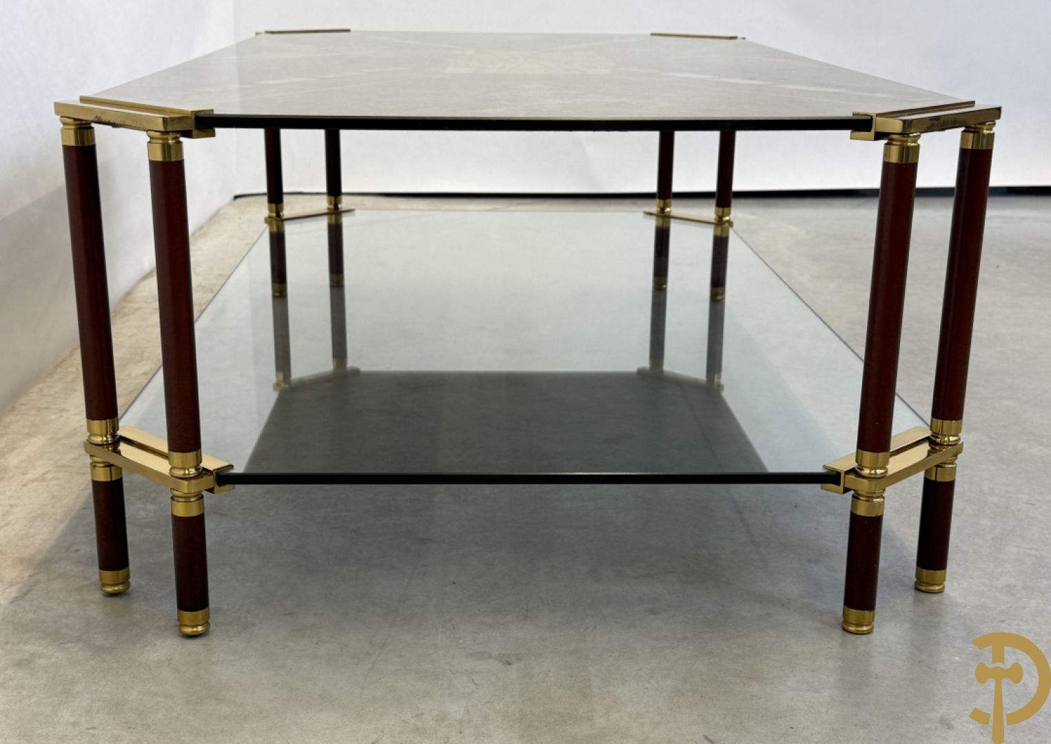 Vintage salontafel met geslepen glazen blad met bladgoud bewerkt op koperen voeten, Meersman Lucas getekend + 2 sidetables met geslepen glazen blad met bladgoud bewerkt op koperen voet, Meersman Lucas getekend + bijhorende lampadaire