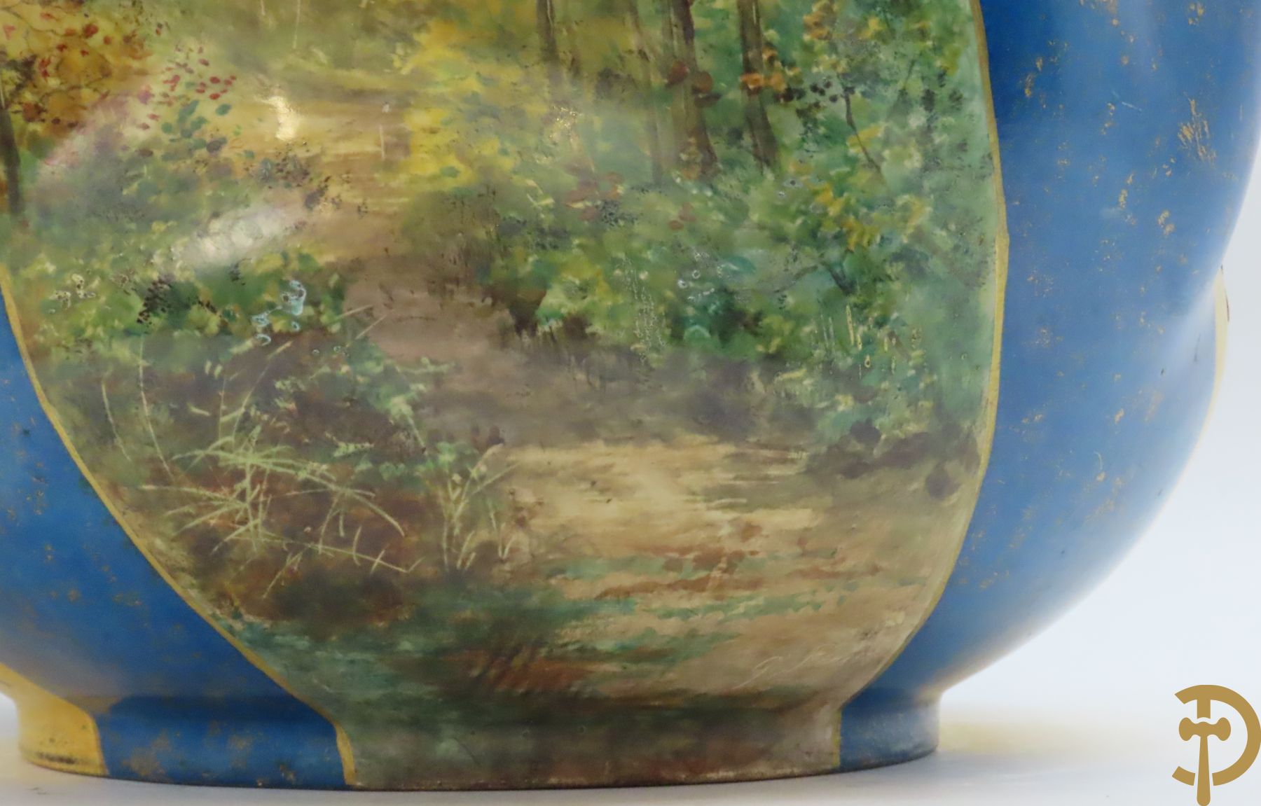 Franse cachepot in meerkleurige faience met landschaps- en bloemendecor, Perier G., onderaan gemerkt CH
