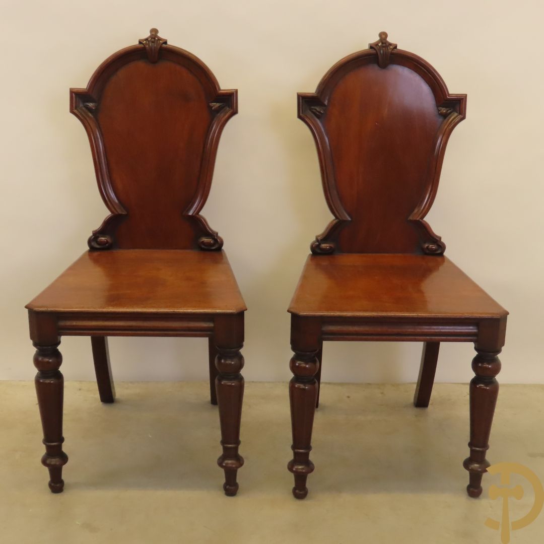 Twee Engelse mahoniehouten hall chairs, 2e helft 19e