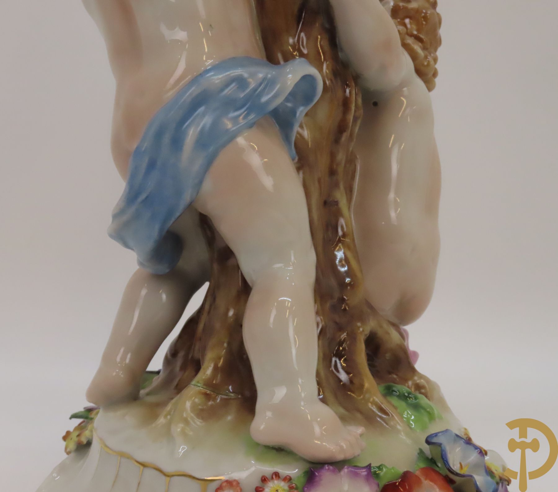 Twee porseleinen vijfarmige kandelaars met cupido