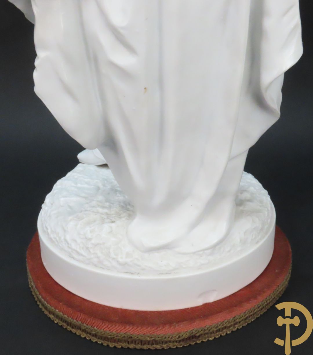 Paar grote witte biscuits van elegant koppel, onderaan gemerkt AM