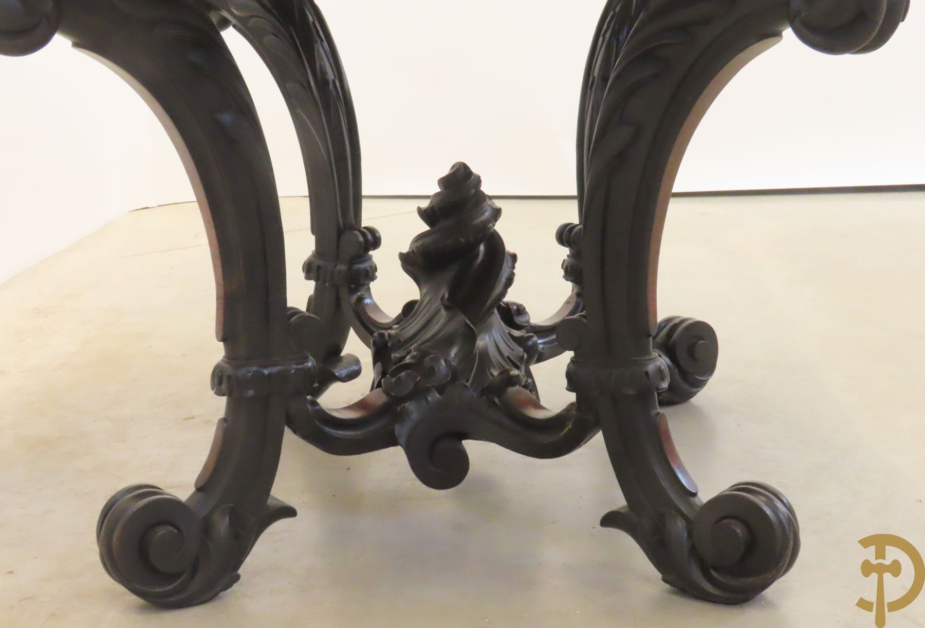 Napoleon III bijzettafel met gesculpteerde rocailles, 19e