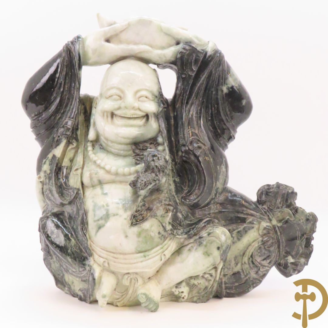 Zittende lachende boedha met kralenkrans en fo hond in gesculpteerde tweekleurige nefriet
