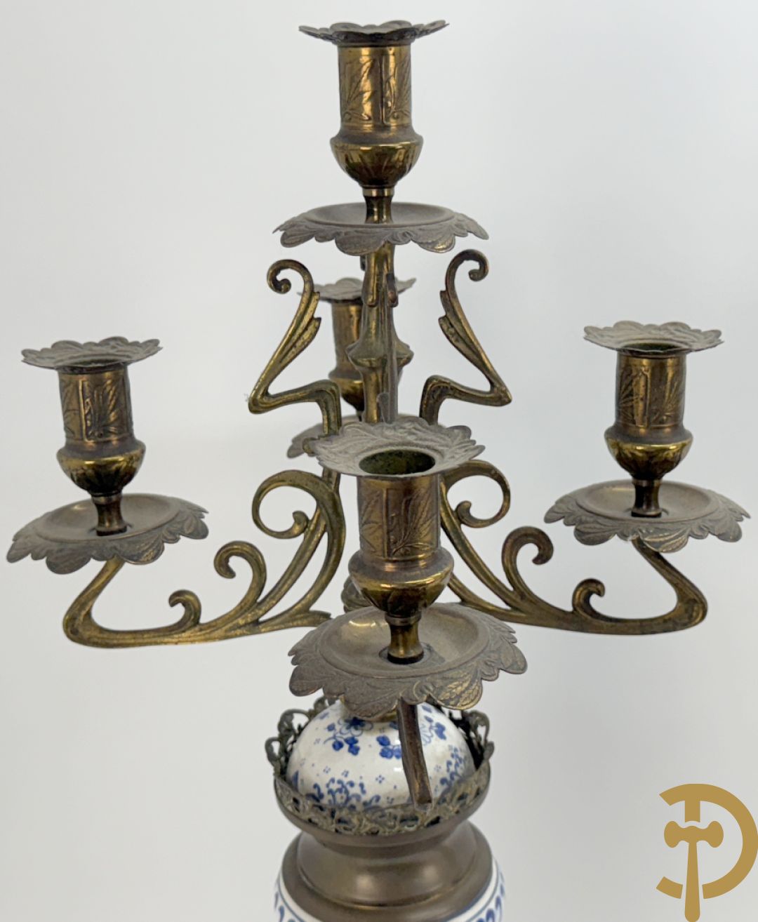 Driedelige garnituur met faience in Delftse stijl en bezet met koperen Jugendstil kandelaars, rond 1900