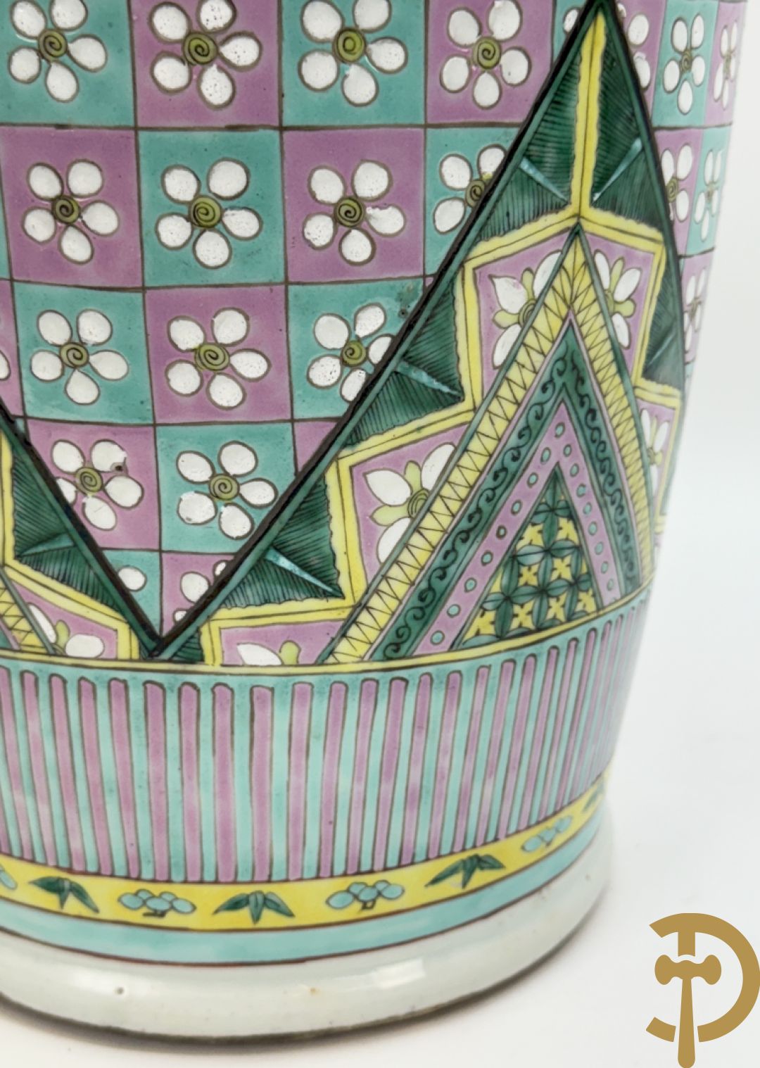 Chinese porseleinen vaas met ruitvormen en geometrische patronen, bovenaan met fo honden bezet