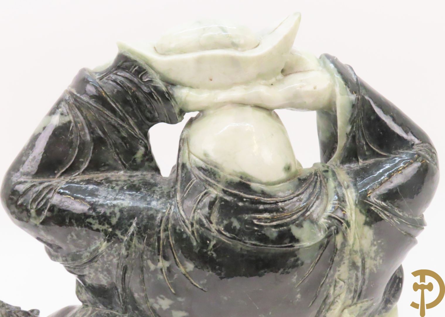 Zittende lachende boedha met kralenkrans en fo hond in gesculpteerde tweekleurige nefriet