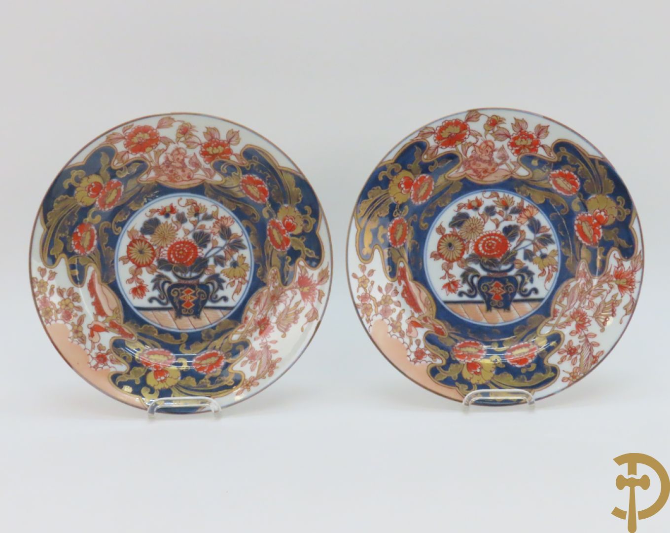Paar Imari borden + 1 ander Imari bord + 2 Imari coupjes + Imari schoteltje