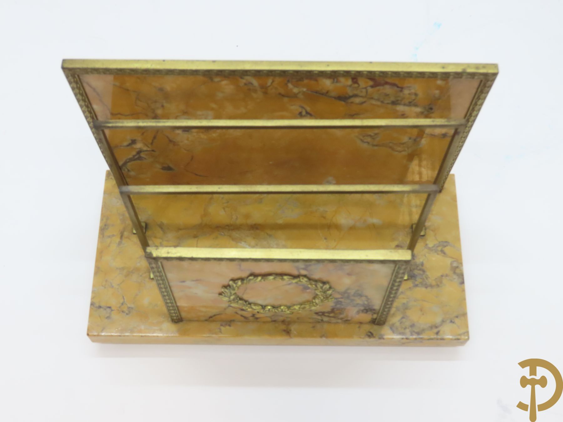 Marmeren inktstel met centraal verguld bronzen beeld met figuur van Lorenzo De Medici naar Michelangelo marmeren brievenhouder