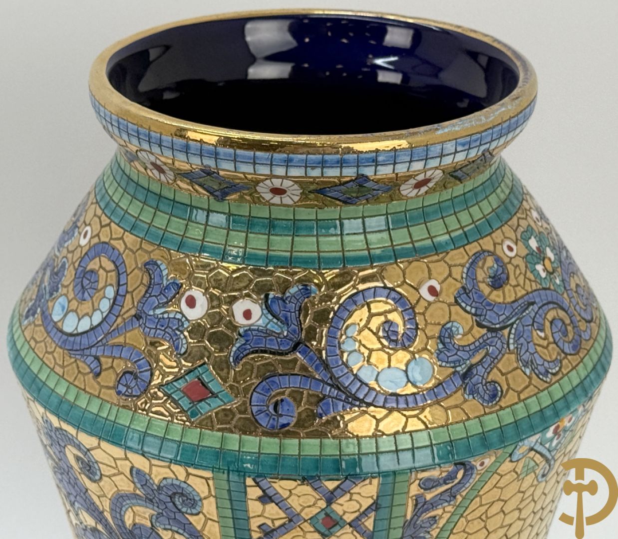 Twee Italiaanse vazen met verguld decor van personages en bloemenranken, Maioliche Deruta Italy 10005/45 en 10005/47