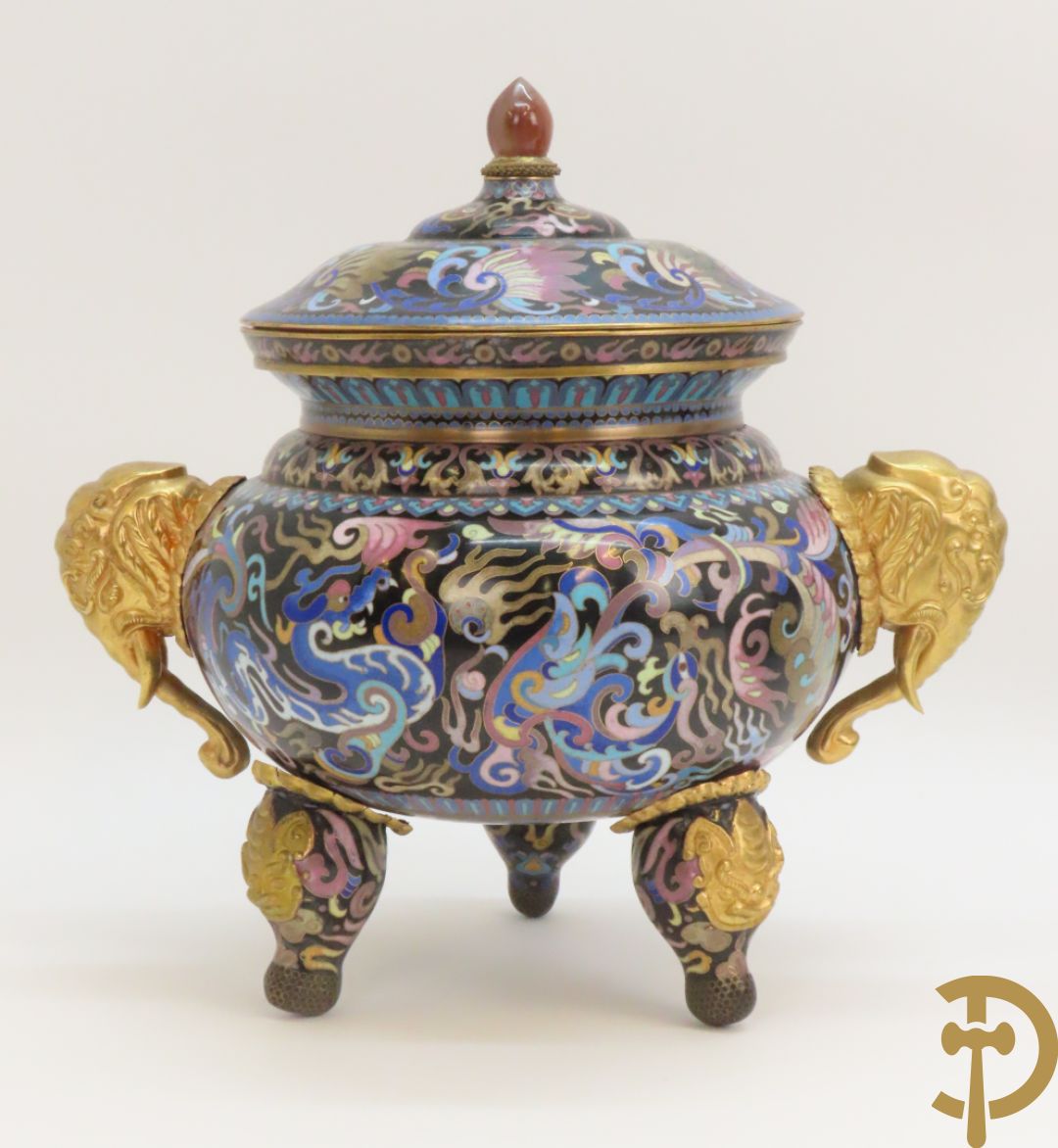 Potiche in cloisoné techniek met decor van draken en olifanten + blauwe cloisoné vaas met bloemendecor op sokkel + kleine cloisoné cachepot + cachepot met drakendecor