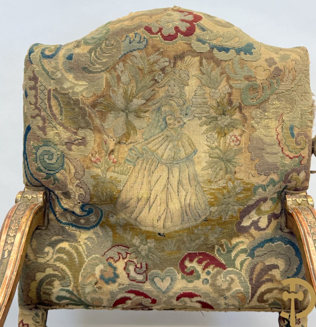 Vier vergulde Louis XIV kasteelarmzetels met geanimeerde scènes in petit points, 19e