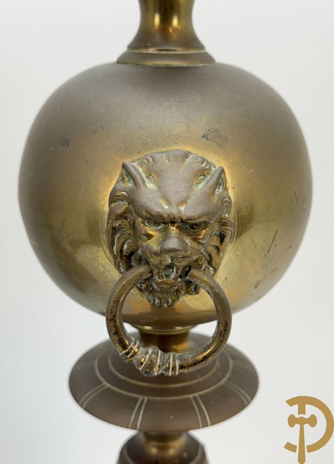 Paar Vlaamse bronzen chenets met accanthusranken en leeuwekoppen