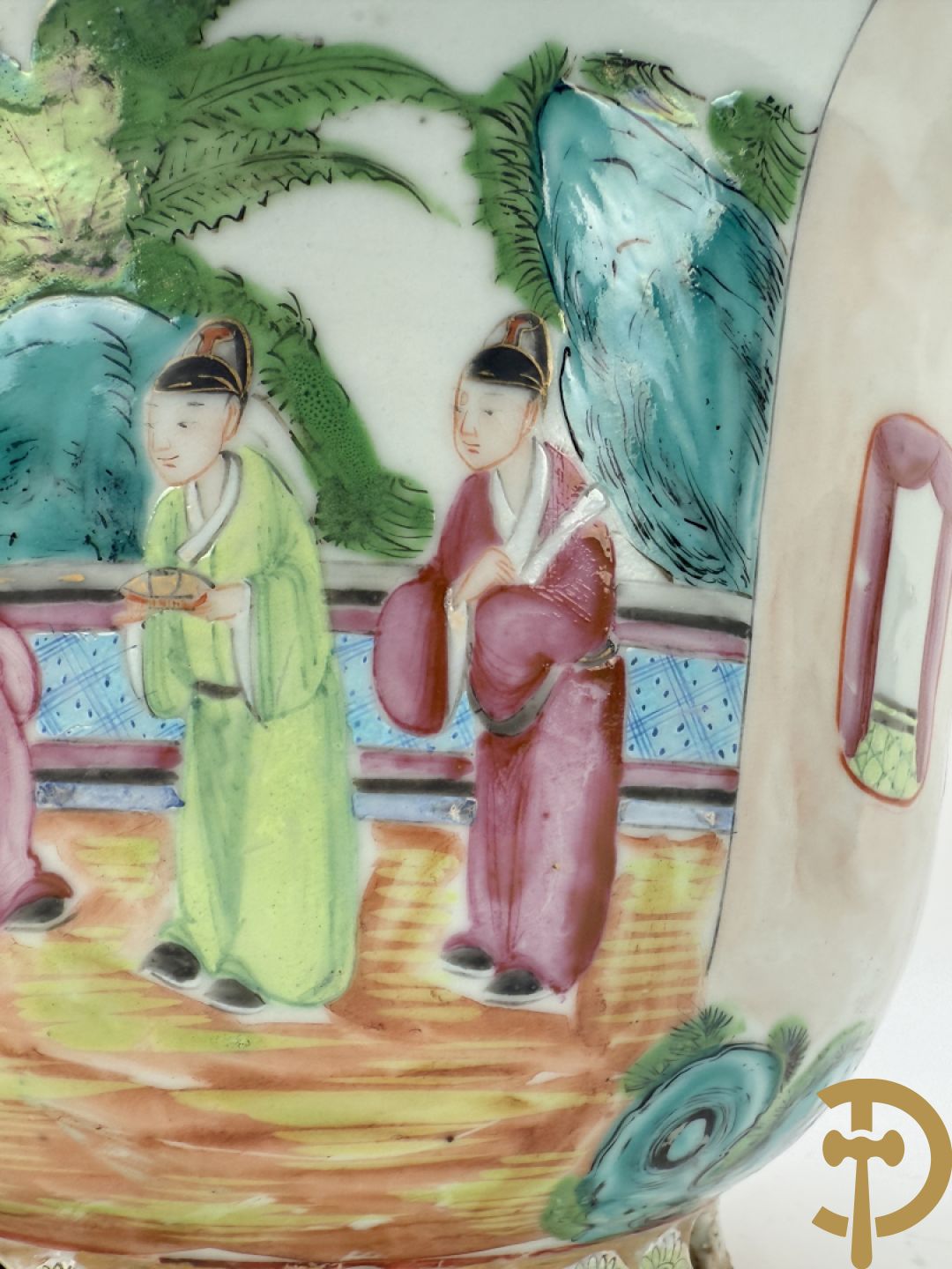 Paar Chinese porseleinen Kanton cachepots met geanimeerd decor