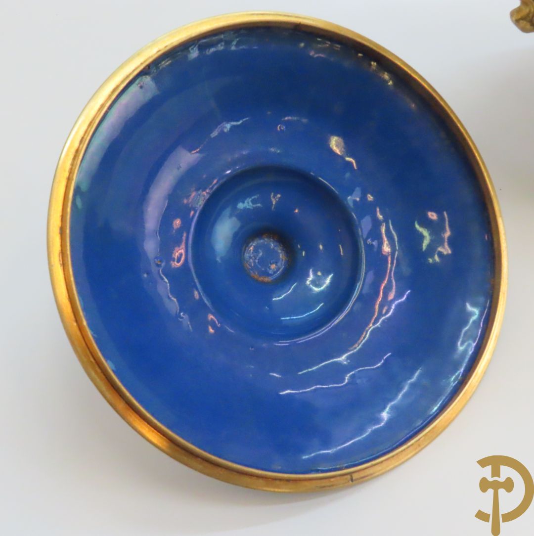 Potiche in cloisoné techniek met decor van draken en olifanten + blauwe cloisoné vaas met bloemendecor op sokkel + kleine cloisoné cachepot + cachepot met drakendecor